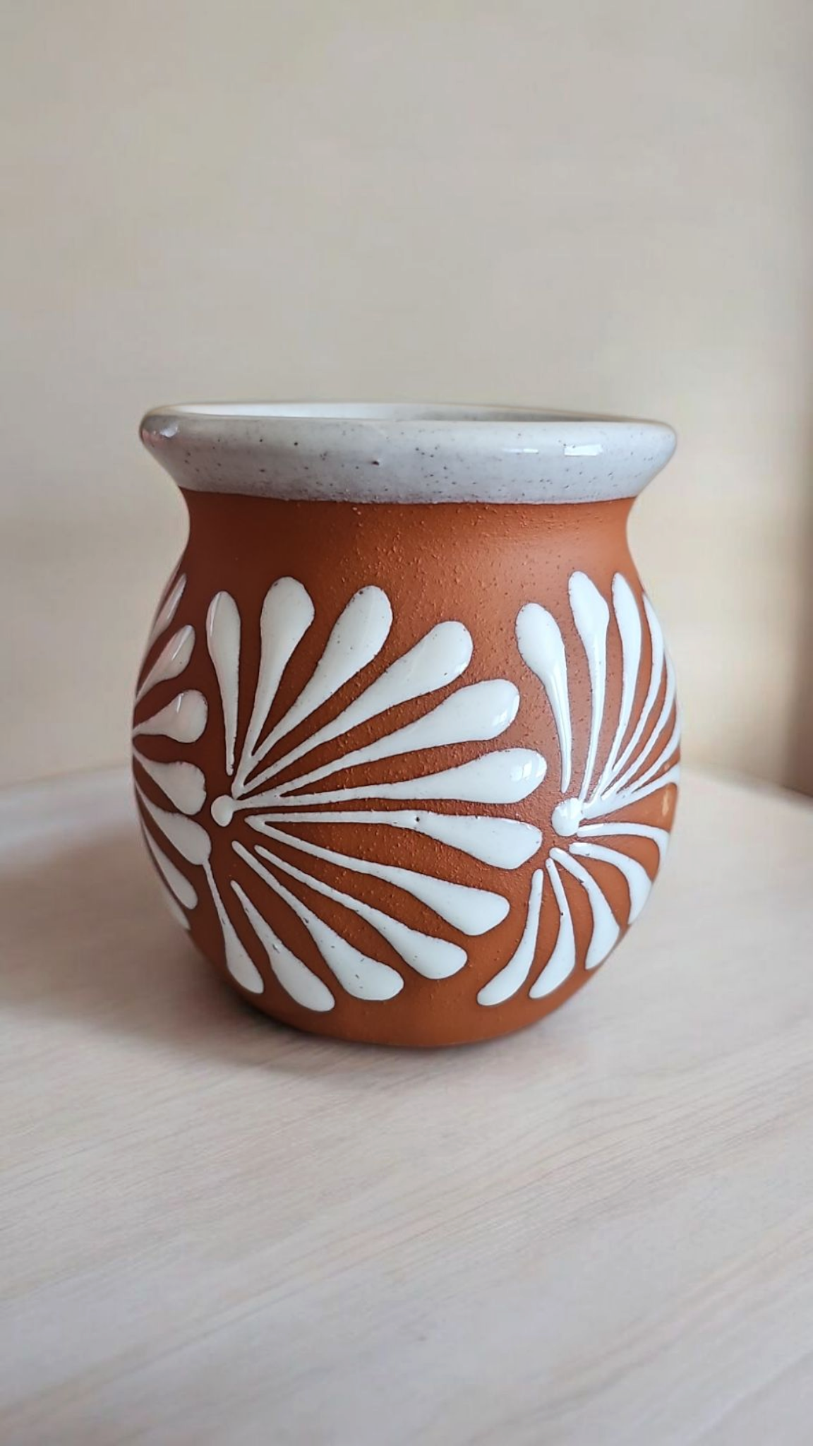 Taza (Mug) Collection Candle, Traditional Dark mug with White Espiga Design